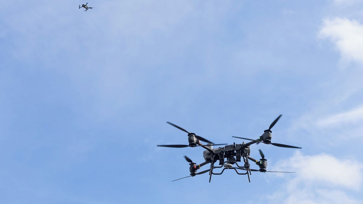 Překvapení řidiči si fotí policejní drony, kanadská policie je za to pokutuje